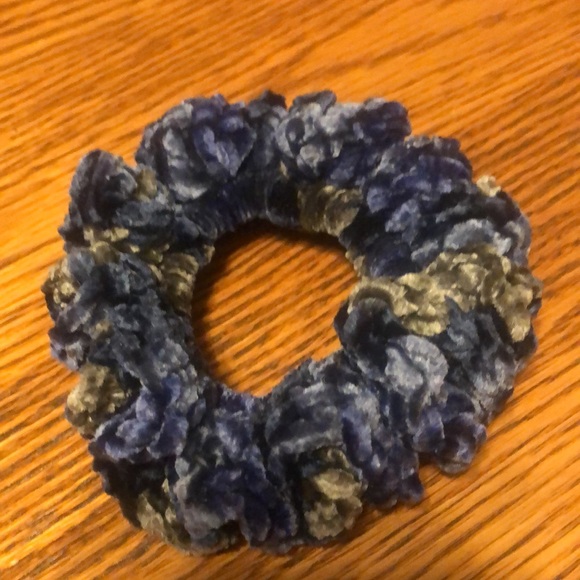 Hand made scrunchies. Does not break hair off - Picture 3 of 4